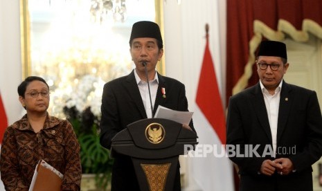  Presiden Joko Widodo (tengah) bersama Menteri Luar Negeri Retno Marsudi (kiri) dan Menteri Agama Lukman Hakim Saifuddin memberikan keterangan pers terkait kuota jamaah haji di Istana Merdeka, Jakarta, Rabu (11/1). 