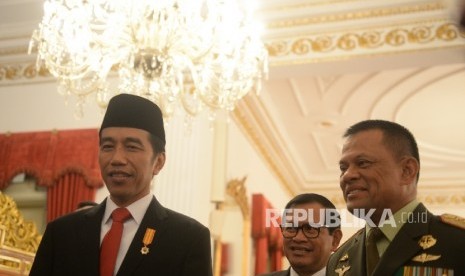 President Joko Widodo (left) and Gatot Nurmantyo, the former TNI Chief.