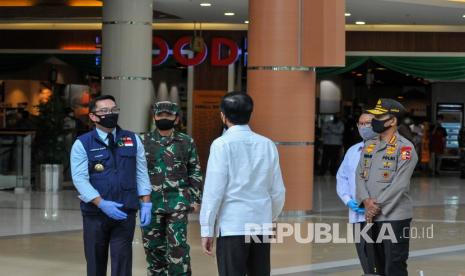 Presiden Joko Widodo (tengah) bersama Panglima TNI Marsekal Hadi Tjahjanto (kedua kiri) dan Kapolri Jenderal Pol Idham Aziz (kanan) dan Gubernur Jawa Barat Ridwan Kamil (kiri) meninjau salah satu pusat perbelanjaan, di Bekasi, Jawa Barat, Selasa (26/5/2020). Kehadiran Presiden itu untuk meninjau persiapan prosedur pengoperasian mal yang berada di wilayah zona hijau, wabah COVID-19.