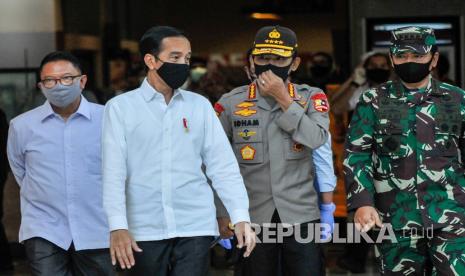 Presiden Joko Widodo (tengah) bersama Panglima TNI Marsekal Hadi Tjahjanto (kanan) dan Kapolri Jenderal Pol Idham Aziz (kedua kanan) meninjau salah satu pusat perbelanjaan, di Bekasi, Jawa Barat, Selasa (26/5/2020). Kehadiran Presiden itu untuk meninjau persiapan prosedur pengoperasian mal yang berada di wilayah zona hijau, wabah COVID-19.