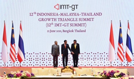 Presiden Joko Widodo (tengah) bersama Perdana Menteri Malaysia Mahathir Mohamad (kiri) dan Perdana Menteri Thailand Prayut Chan O-cha berfoto bersama saat 12th Indonesia-Malaysia-Thailand Growth Triangle Summit (IMT-GT SUMMIT) disela-sela KTT ASEAN ke-34 di Bangkok, Thailand, Ahad (23/6/2019).