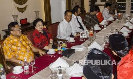 President Joko Widodo (center) and his supporting parties leaders hold a meeting ahead of his declaration as presidential candidate, Central Jakarta, Thursday (Aug 9).