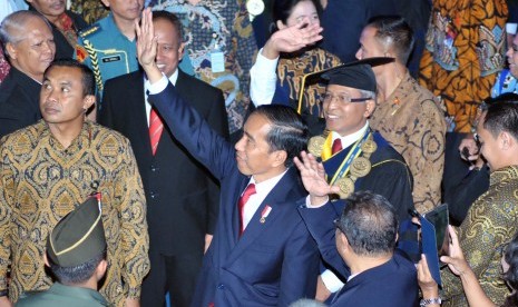 President Joko Widodo (center) together with IPB Rector Herry Suhardiyanto (second right) waved to the students during the open session at Grha Widya Wisuda, Campus IPB, Dramaga, Bogor Regency, West Java, Wednesday (September 6).