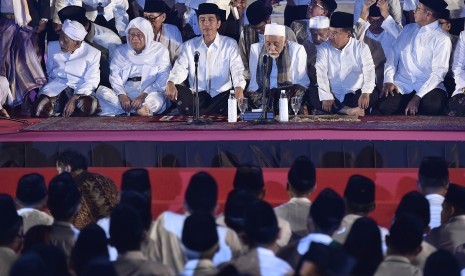 Presiden Joko Widodo (tengah) bersama Wakil Presiden Jusuf Kalla (kedua kanan) menghadiri Dzikir Kebangsaan di halaman Istana Merdeka, Jakarta, Selasa (1/8). 