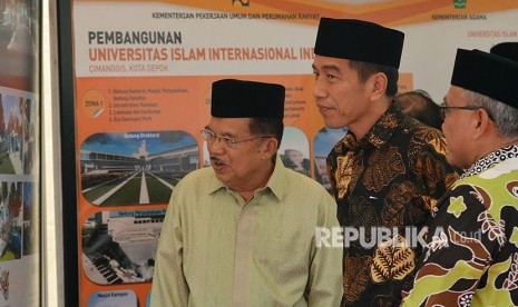 Wakil Presiden Jusuf Kalla (kiri) bersama Presiden Joko Widodo (tengah)