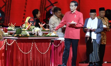 President Joko Widodo (center) and Vice President Jusuf Kalla (second left), Chairperson of PDI Perjuangan Megawati Soekarnoputri (left), former Vice President Hamzah Haz (right), and Vice Presidential Candidate KH Ma'ruf Amin (second right) attend the 45th anniversary celebration of PDI Perjuangan in Jakarta, Thursday (Jan 10). 