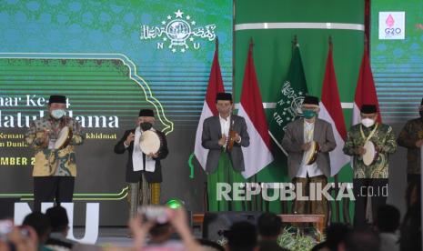 Wapres: Bahaya Jika Tidak Ada Penerus Orang Alim. Foto: Presiden Joko Widodo (tengah) bersama Wakil Presiden Maruf Amin (kedua kiri), Ketua Umum PBNU Said Aqil Siradj (kanan), Rais Aam PBNU Miftachul Akhyar (kedua kanan) dan Ketua panitia Muktamar Imam Aziz (kiri) memukul rebana saat membuka Muktamar Nahdlatul Ulama ke-34 di Pondok Pesantren Darus Sa