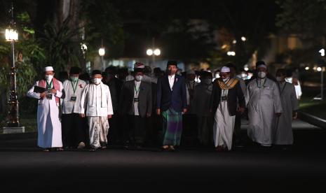 Presiden Joko Widodo (tengah) bersama Wakil Presiden Ma