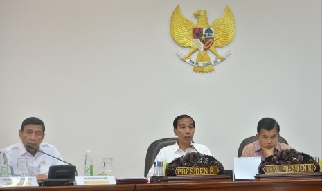 Presiden Joko Widodo (tengah) bersama Wapres Jusuf Kalla (kanan), serta Menko Polhukam Wiranto (kiri) memimpin Rapat Terbatas bersama Menteri Kabinet Kerja membahas Reformasi bidang Hukum di Kantor Kepresidenan, Jakarta, Selasa (17/1). Presiden 