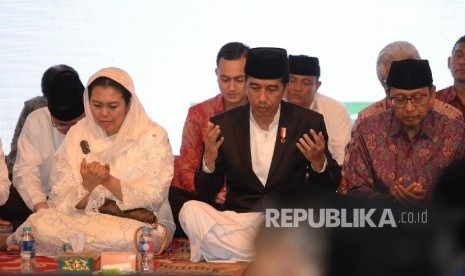 Presiden Joko Widodo (tengah) bersama Yenny Wahid (kiri) dan mantan Wapres Boediono saat Haul Gus Dur ke-7 di Jakarta, Jumat (23/12).