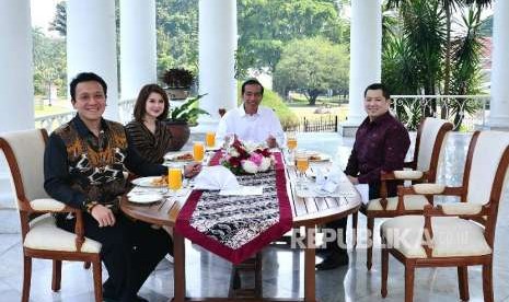 Presiden Joko Widodo (tengah) bersantap siang bersama Ketua Umum Partai Perindo Hary Tanoesoedibjo (kanan), Ketua Umum PSI Grace Natalie (kedua kiri) dan Ketua Umum PKPI Diaz Hendropriyono (kiri) di beranda Istana Bogor, Jawa Barat, Sabtu (28/7).