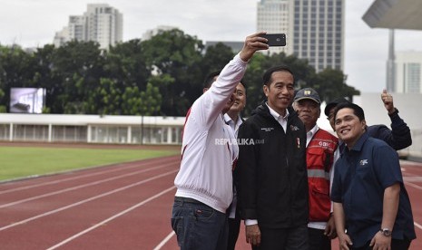 Presiden Joko Widodo (tengah) berswafoto bersama Ketua Inasgoc Erick Thohir (kanan), Menteri Pemuda dan Olahraga Imam Nahrawi (kiri), Menteri PUPR Basuki Hadimuljono, Mensesneg Pratikno (kedua kanan), dan Kepala Bekraf Triawan Munaf (kedua kiri). 