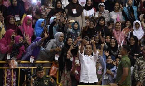 Presiden Joko Widodo (tengah) berswafoto dengan ibu-ibu penerima Bantuan Sosial Program Keluarga Harapan di Ciracas, Jakarta, Kamis (10/1/2019). 