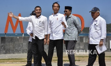 Presiden Joko Widodo (tengah) didampingi Direktur Utama Indonesia Tourism Development Corporation (ITDC) Abdulbar M. Mansoer (kedua kiri) beserta Menteri Pekerjaan Umum dan Perumahan Rakyat (PUPR) Basuki Hadimuljono (kanan) dan Gubernur NTB Zulkieflimansyah (kedua kanan) meninjau persiapan lokasi MotoGP Mandalika 2021 di the Mandalika, Praya, Lombok Tengah, NTB, Jumat (17/5/2019). 