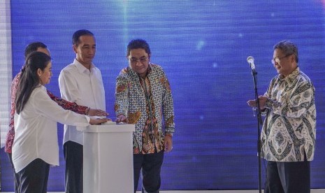 Presiden Joko Widodo (tengah) didampingi Dirut BPJS Ketenagakerjaan Elvyn G Massasya (kedua kanan), Wagub Jateng heru Sudjatmoko (kanan), Menko PMK Puan Maharani (kiri) dan Menteri Ketenagakerjaan Hanif Dhakiri (kedua kiri), meresmikan Operasional Penuh BP