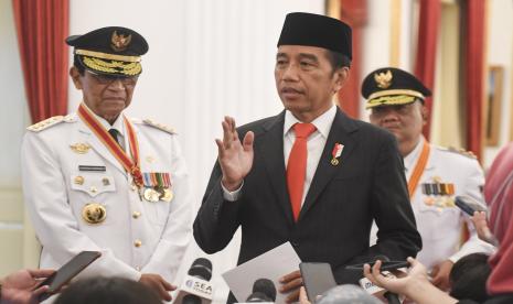 Presiden Joko Widodo (tengah) didampingi Gubernur Daerah Istimewa Yogyakarta (DIY) Sri Sultan Hamengku Buwono X (kiri) dan Wakil Gubernur DIY Kanjeng Gusti Pangeran Adipati Aryo (KGPAA) Paku Alam X (kanan) memberikan keterngan kepada wartawan usai pelantikan Gubernur dan Wakil Gubernur DIY di Istana Negara, Jakarta, Senin (10/10/2022). Presiden Joko Widodo melantik Sri Sultan Hamengku Buwono X dan KGPAA Paku Alam X sebagai Gubernur dan Wakil Gubernur DIY masa jabatan 2022-2027 sesuai dengan Undang-Undang No. 13/2012 tentang Keistimewaan DIY. 