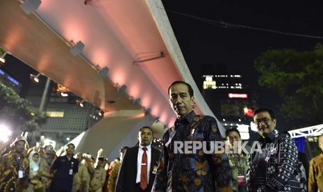 Presiden Joko Widodo (tengah) didampingi Gubernur DKI Jakarta Djarot Saiful Hidayat (kanan) mengamati Simpang Susun Semanggi seusai peresmian di Jakarta, Kamis (17/8). 