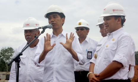 Presiden Joko Widodo (tengah) didampingi Gubernur Lampung M Ridho Ficardo (kanan) memberikan keterangan pers terkait kunjungan di lokasi pembangunan Tol Trans Sumatera, Lampung, Kamis (11/2).