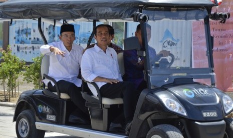 Presiden Joko Widodo (tengah) didampingi Gubernur NTB TGB Zainul Majdi (kiri) berkeliling kawasan di sela-sela peresmian operasional KEK Mandalika, di Desa Kuta, Pujut, Praya, Lombok Tengah, NTB, Jumat (20/10). 