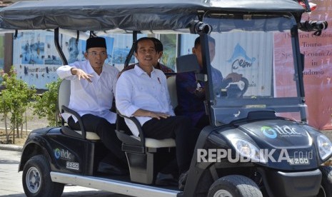 Presiden Joko Widodo (tengah) didampingi Gubernur NTB TGB Zainul Majdi (kiri) berkeliling kawasan di sela-sela peresmian operasional KEK Mandalika, di Desa Kuta, Pujut, Praya, Lombok Tengah, NTB.