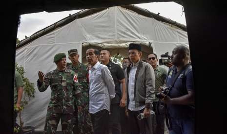 Presiden Joko Widodo (tengah) didampingi Gubernur NTB TGB Zainul Majdi (kedua kanan) meninjau kondisi rumah sakit lapangan di Tanjung, Lombok Utara, NTB, Senin (13/8). 