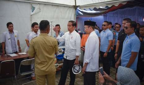 President Joko Widodo (center) accompanied by West Nusa Tenggara Governor TGB Zainul Majdi (third right) reviews medical services at emergency tents of Mataram City Hospital, Monday (Sept 3). 