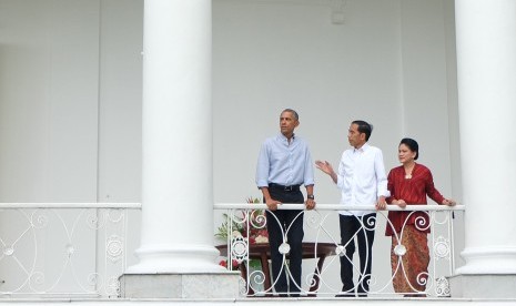 Presiden Joko WIdodo (tengah) didampingi Ibu Negara Iriana Joko Widodo (kanan) berbincang dengan Presiden ke-44 Amerika Serikat Barack Obama (kiri) di beranda Istana Bogor, Jawa Barat, Jumat (30/6). 