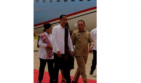 Presiden Joko Widodo (tengah) didampingi Ibu Negara Iriana Joko Widodo (kiri) disambut Gubernur NTT Frans Lebu Raya saat tiba di Bandara El Tari, Kupang, NTT, Senin (8/1). Presiden dijadwalkan menghadiri serangkaian kegiatan di Kota Kupang dan Kabupaten Rote