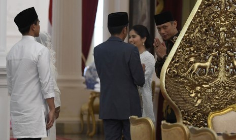 Presiden Joko Widodo (tengah) didampingi Ibu Negara Iriana Joko Widodo (kedua kiri) dan Kaesang Pangarep (kiri) saat menerima putra Presiden RI keenam Susilo Bambang Yudhoyono, Agus Harimurti Yudhoyono (kanan) dan istri Annisa Pohan (kedua kanan) di Istana Merdeka, Jakarta, Rabu (5/6/19).