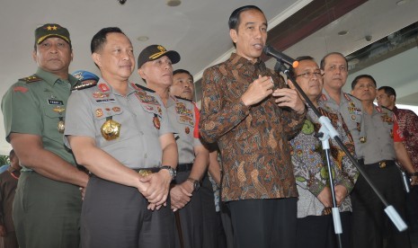 Presiden Joko Widodo (tengah) didampingi Kapolri Jenderal Polisi Tito Karnavian (kedua kiri), Pangdam Jaya Mayor Jenderal TNI Teddy Lhaksmana (kiri), Kapolda Metro Jaya Irjen Pol Mochamad Iriawan (ketiga kiri), Mensesneg Pratikno (keempat kanan), Kadiv Hum