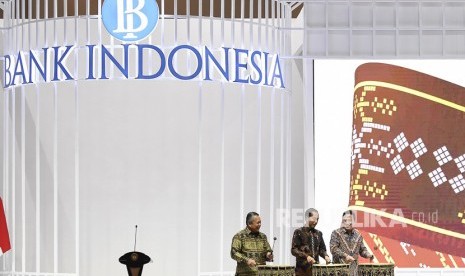 Presiden Joko Widodo (tengah) didampingi Kepala Bekraf Triawan Munaf (kanan) dan Gubernur Bank Indonesia Perry Warjiyo (kiri) membuka Pameran Karya Kreatif Indonesia di JCC Senayan, Jakarta,Jumat (12/07/2019). 