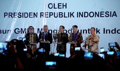 President Joko Widodo (center) inaugurates the 36th congress of the Indonesian Christian Students Movement, Bogor, West Java, on Friday.