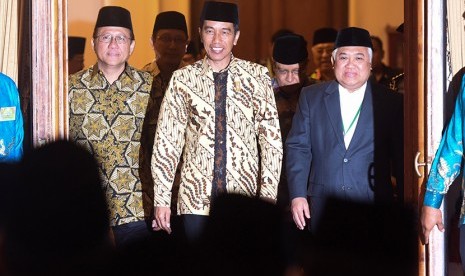 Presiden Joko Widodo (tengah) didampingi Ketua MUI Din Syamsuddin (kedua kanan), Ketua DPD Irman Gusman (kedua kiri) memasuki area pembukaaan Munas MUI ke-9 di Grahadi, Surabaya, Jawa Timur, Selasa (25/8).  (Antara/Zabur Karuru)