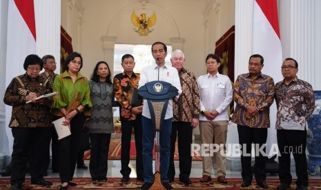 Presiden Joko Widodo (tengah) didampingi (kiri ke kanan) Menteri Lingkungan Hidup dan Kehutanan Siti Nurbaya Bakar, Menteri Keuangan Sri Mulyani, Menteri BUMN Rini Soemarno, Menteri ESDM Ignasius Jonan, CEO Freeport McMoRan Richard Adkerson, Direktur Utama PT Indonesia Asahan Alumunium (Inalum) Budi Gunadi Sadikin, Jaksa Agung M Prasetyo dan Mensesneg Pratikno memberikan keterangan terkait pelunasan divestasi PT Freeport Indonesia di Istana Merdeka, Jakarta, Jumat (21/12/2018).