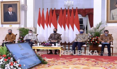  Presiden Joko Widodo (tengah) didampingi (kiri ke kanan) Ketua Dewan Komisioner Otoritas Jasa Keuangan (OJK) Wimboh Santoso, Gubernur Bank Indonesia Perry Warjiyo, Menko Perekonomian Airlangga Hartarto dan Mensesneg Pratikno membuka Rakornas Pengendalian Inflasi 2021 di Istana Negara, Jakarta, Rabu (25/8/2021).