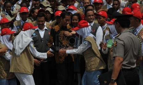 Presiden Joko Widodo (tengah) didampingi Mendikbud Anies Baswedan (ketiga kanan) serta Menpora Imam Nahrawi (kedua kiri) berfoto bersama pelajar yang tergabung dalam Pengurus OSIS saat Pembukaan kegiatan Kawah Kepemimpinan Pelajar (KKP) 2015 di Halaman Ist