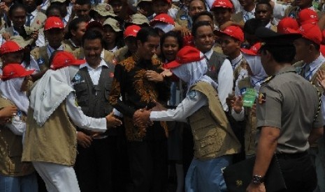 Presiden Joko Widodo (tengah) didampingi Mendikbud Anies Baswedan (ketiga kanan) serta Menpora Imam Nahrawi (kedua kiri) berfoto bersama pelajar yang tergabung dalam Pengurus OSIS saat Pembukaan kegiatan Kawah Kepemimpinan Pelajar (KKP) 2015 di Halaman Ist