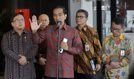 Presiden Joko Widodo (tengah) didampingi Menkeu Bambang Brodjonegoro (kiri), Dirjen Pajak Kemenkeu Ken Dwijugisteadi (kanan), Kepala Staf Presiden Teten Masduki (kedua kiri), serta Jubir Presiden Johan Budi (kedua kanan) memberikan keterangan pers usai men