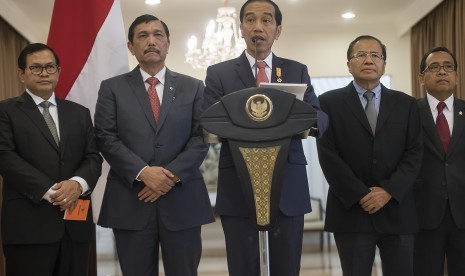 Presiden Joko Widodo (tengah) didampingi Menko Polhukam Luhut Panjaitan (kedua kiri), Menko Kemaritiman dan Sumber Daya Rizal Ramli (kedua kanan), Mensesneg Pratikno (kanan) dan Seskab Pramono Anung (kiri) memberikan keterangan pers di Bandara Halim Perdan