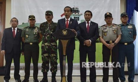 Presiden Joko Widodo (tengah) didampingi Menko Polhukam Wiranto (ketiga kanan), Mensesneg Pratikno (kiri), Kapolri Jenderal Pol Tito Karnavian (kedua kanan), Panglima TNI Marsekal TNI Hadi Tjahjanto (ketiga kiri), KSAD Jenderal TNI Mulyono (kedua kiri) dan KSAL Laksamana Ade Supandi (kanan) menyampaikan keterangan pers sebelum bertolak ke Turki di Pangkalan TNI AU Halim Perdanakusuma, Jakarta, Selasa (12/12).