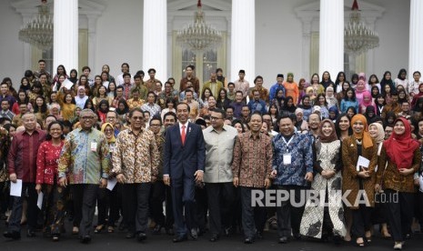 President Joko Widodo (center) greets participants of National Convention of Public Relations Officers at the State Palace, Jakarta, Monday. 