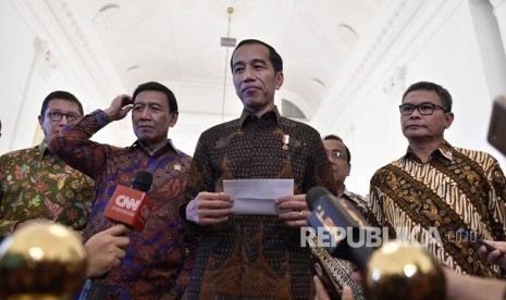 President Joko Widodo (center) answers reporters questions after stating Indonesian stance against US decision to recognized Jerusalem as Israel's capital, at Bogor Presidential Palace, West Java, on Thursday (December 7).