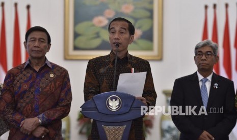 Presiden Joko Widodo (tengah) didampingi Menkopolhukam Wiranto (kiri) dan Wakil Menteri Luar Negeri AM Fachir (kanan) menyampaikan pernyataan sikap terkait pernyataan sepihak Amerika Serikat atas diakuinya Yerusalem sebagai ibu kota Israel di Istana Kepresidenan Bogor, Jawa Barat, Kamis (7/12). 