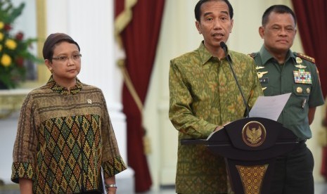 Presiden Joko Widodo (tengah), didampingi Menlu Retno Marsudi (kiri) dan Panglima TNI Jenderal Gatot Nurmantyo, memberikan keterangan pers tentang pembebasan sandera, di Istana Negara, Jakarta, Rabu (11/5).