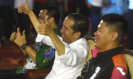 Presiden Joko Widodo (tengah) didampingi Menpora Imam Nahrawi (kiri) dan Ketua Inapgoc Raja Sapta Oktohari (kanan) menyaksikan pertandingan angkat berat Asian Para Games 2018 di Balai Sudirman, Jakarta, Rabu (10/10). 