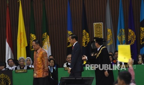 Presiden Joko Widodo (tengah) didampingi Menristekdikti M. Nasir (kiri) dan Rektor UI Muhammad Anis (kanan) meninggalkan ruangan usai memberikan sambutan pada sidang terbuka Dies Natalis UI ke-68 di Balairung Universitas Indonesia, Depok, Jawa Barat, Jumat (2/2). 