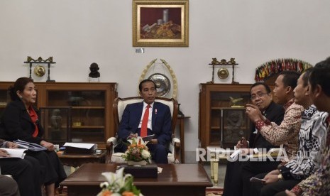 Presiden Joko Widodo (tengah) didampingi Mensesneg Pratikno (keempat kanan) dan Menteri Kelautan dan Perikanan Susi Pudjiastuti (kiri) mendengarkan aspirasi perwakilan nelayan terkait pelarangan penggunaan cantrang di Istana Merdeka, Jakarta, Rabu (17/1). 