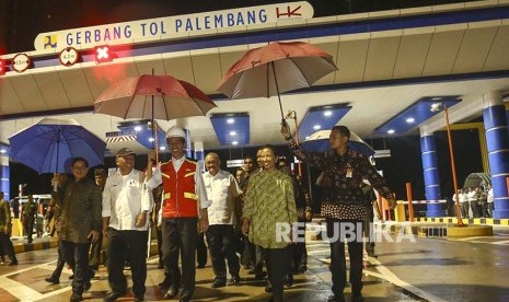 Presiden Joko Widodo (center) oversees the gate of Palembang toll road during the inauguration of Palembang-Indralaya (Palindra) toll road Section I in Desa Ibul Besar village, Pemulutan, Ogan Ilir (OI), Sumatra Selatan, Thursday (October 12). 