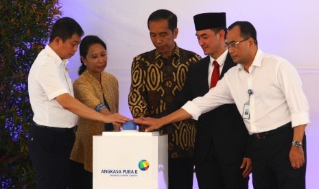 Presiden Joko Widodo (tengah) saat peresmian bandara baru Bandara Sultan Thaha, Jambi, Kamis (21/7). Pada Oktober, Jokowi dijadwalkan meresmikan Bandara Silangit di Medan, Sumatra Utara.