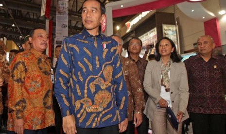 Presiden Joko Widodo (tengah) didampingi Menteri BUMN Rini Soemarno (kedua kanan), Kepala Staf Kepresidenan Teten Masduki (kanan), Direktur Utama Bank BTN Maryono (kiri), melakukan tinjauan saat membuka pameran Indonesia Properti Expo 2017 di JCC, Jakarta, Jumat (11/8). 